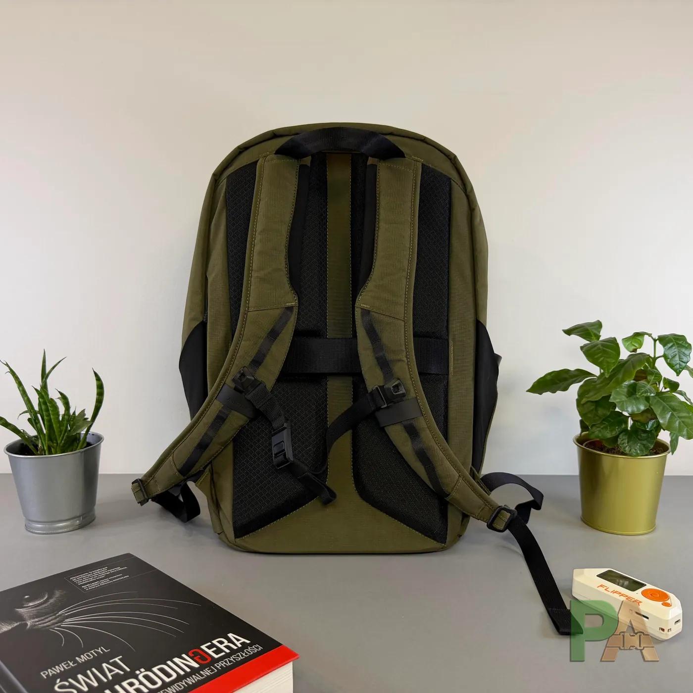 Alpaka Bravo Backpack 23 l – elegancki minimalizm, który „zjada” pojemność - obraz 5