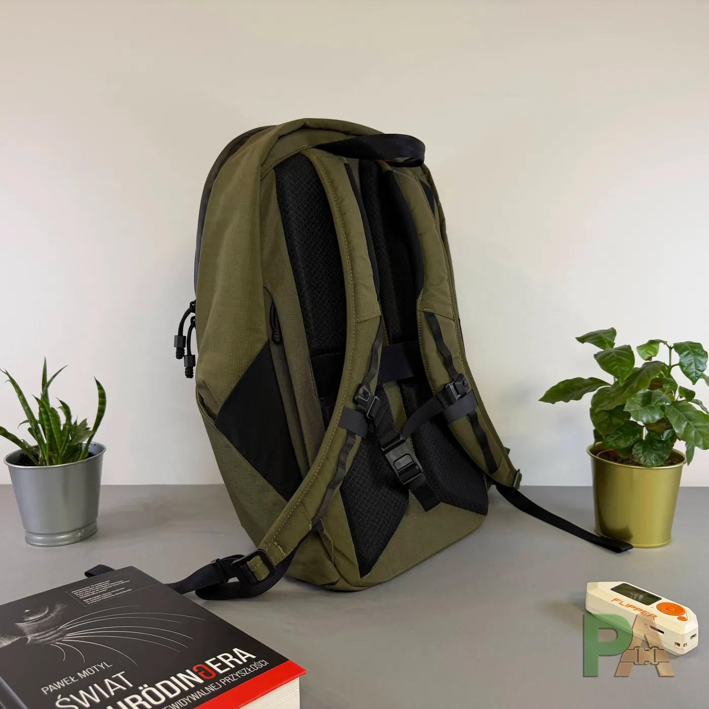 Alpaka Bravo Backpack 23 l – elegancki minimalizm, który „zjada” pojemność - obraz 6