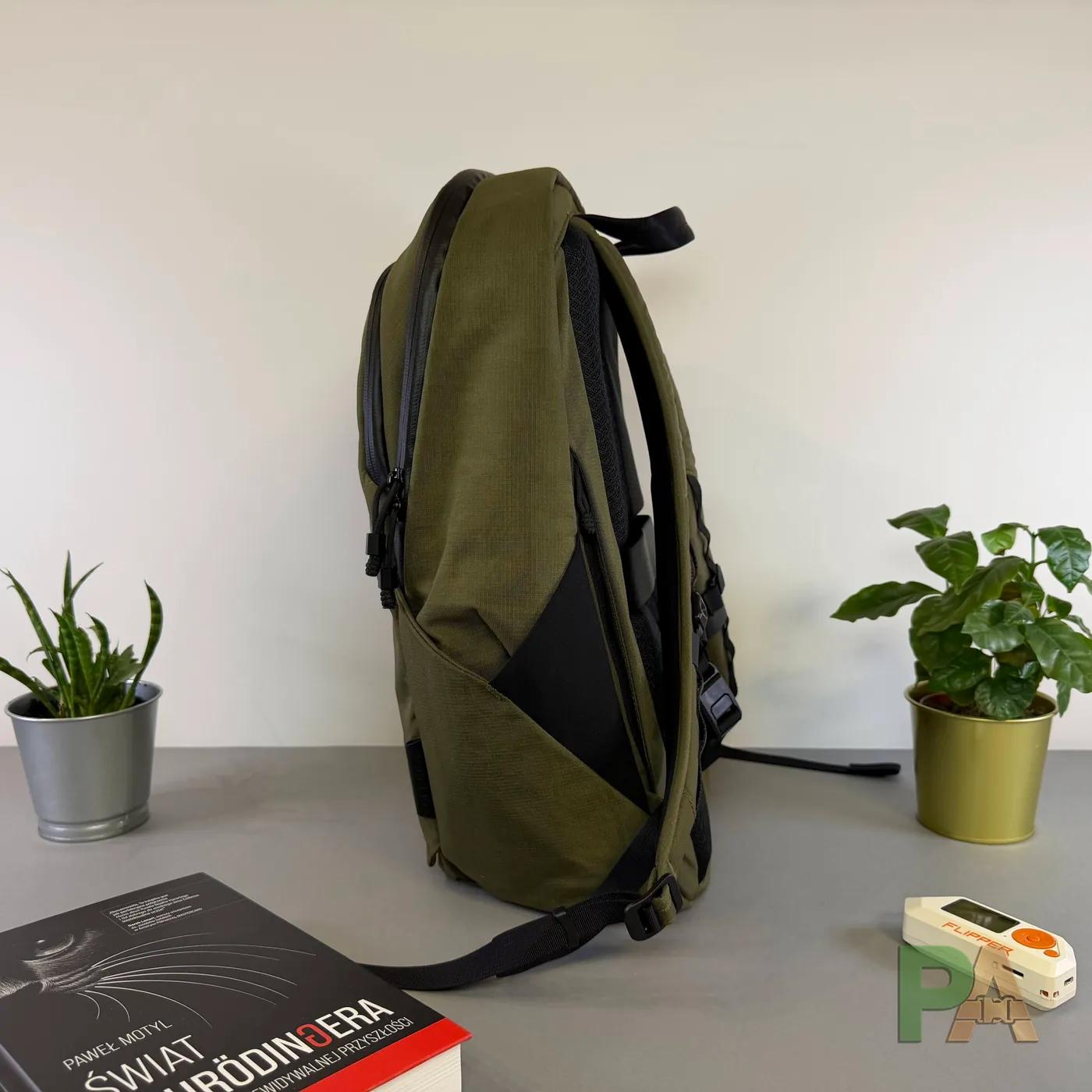 Alpaka Bravo Backpack 23 l – elegancki minimalizm, który „zjada” pojemność - obraz 7